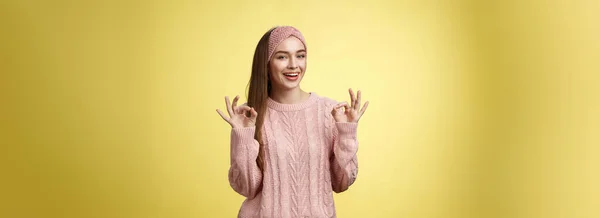 Positivo Atraente Otimista Jovem Bonito Europeu Mulher 20S Vestindo Camisola — Fotografia de Stock