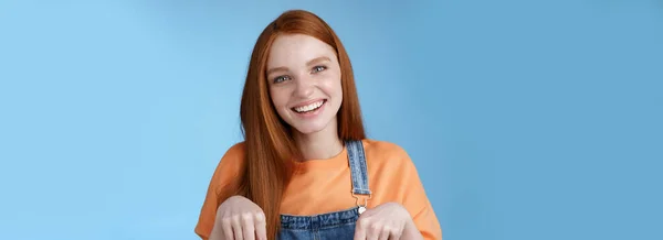 Freundlich Glücklich Rothaarige Mädchen Lächelt Lebhaft Hübsch Grinsen Zeigt Nach — Stockfoto
