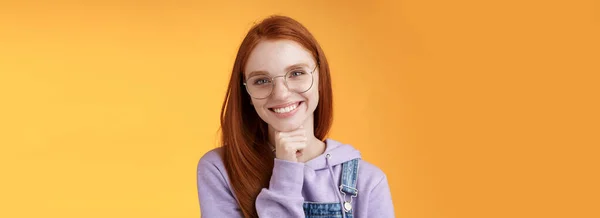 富有创造力 有魅力的红头发年轻女性同事谈笑风生的临时工开心地笑着与人交谈时 相机会逗乐你轻柔的下巴 橙色的背景 — 图库照片