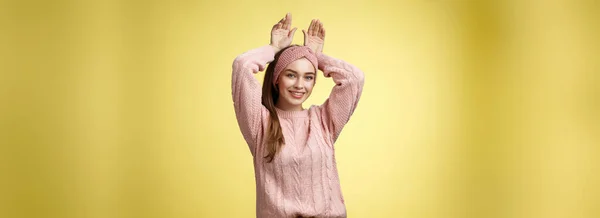 Hoş Neşeli Genç Avrupalı Bayan Eğleniyor Tavşan Kulaklarını Ellerinin Arkasında — Stok fotoğraf