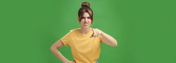 Retrato Arrogante Mujer Joven Descortés Camiseta Amarilla Apuntando Cámara Entrecerrando —  Fotos de Stock