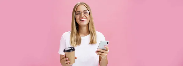 Upptagen Frilansare Smuttar Kaffe Och Arbetar Smartphone Prata Med Kunder — Stockfoto