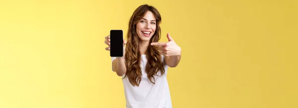 Neşeli Yakışıklı Sosyal Kıvırcık Uzun Saçlı Akıllı Telefon Işaret Parmağıyla — Stok fotoğraf