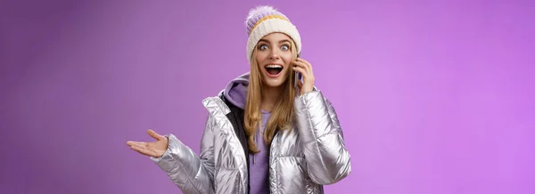 Gesprächig Amüsiert Blondes Mädchen Hören Genial Gute Nachrichten Heben Hand — Stockfoto