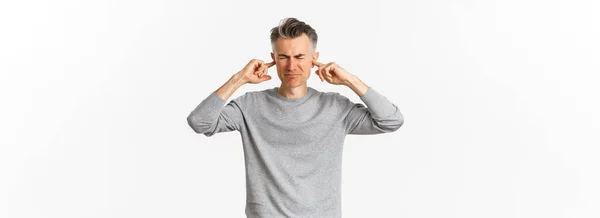 Sinirli Sıkıntılı Orta Yaşlı Bir Adamın Portresi Gürültüden Suratını Buruşturan — Stok fotoğraf