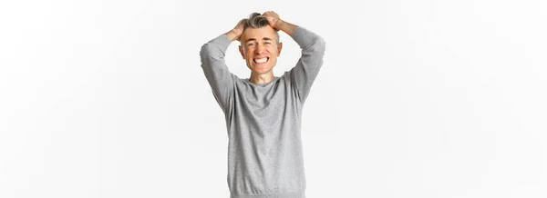 白い背景の上に立って 苦痛と失敗から髪をリッピングし 悲しみと失敗から悲痛な中年男性パニックのイメージ — ストック写真