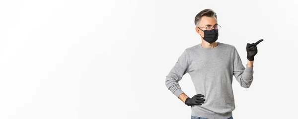 Begreppet Coronavirus Livsstil Och Karantän Förvirrad Medelålders Man Medicinsk Mask — Stockfoto