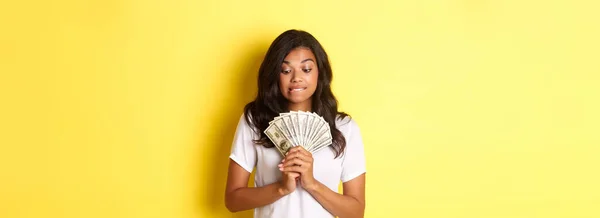 Retrato Mulher Afro Americana Atraente Olhando Tentado Dinheiro Querendo Comprar — Fotografia de Stock