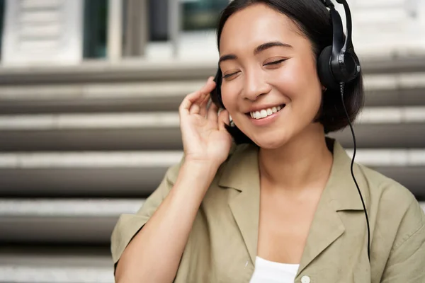 Feliz Chica Asiática Escucha Música Los Auriculares Sonrisas Sienta Aire —  Fotos de Stock