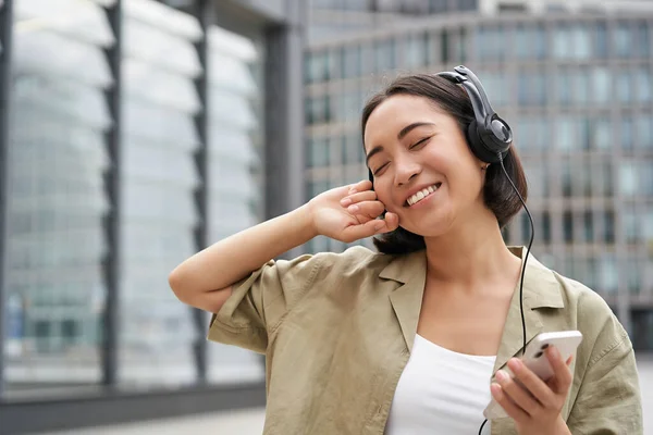 Mujer Joven Feliz Bailando Las Calles Escuchando Música Los Auriculares — Foto de Stock