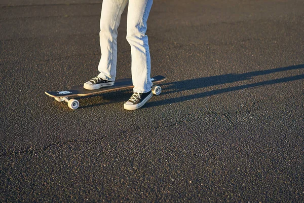 Gehakt Schot Van Benen Longboard Skater Meisje Rijdt Haar Skateboard — Stockfoto