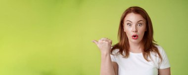 Yakın çekim, kızıl saçlı, orta yaşlı ev kadınına sürpriz oldu. Katlanan dudaklar der ki: 