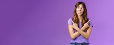 Tereddütlü endişeli kız karmaşıklığı zor bir seçim yapar gergin bir şekilde yüzünü yana çevirmeye karar verir çapraz eller göğüs sağ göğüs sol endişeyle şüpheli bir mor arka plan seçer.