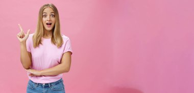 Mükemmel bir önerim var. Karizmatik ve şevkli, bronz tenli, açık renk saçlı, işaret parmağıyla Eureka jesti açık ağızlı, tavsiye verirken heyecanla bakan çekici bir kadın..