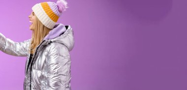 Yaşam tarzı. Kaygısız, çekici, beyaz, beyaz, ceketli bir kız. Kolunu uzat, akıllı telefon kaydı yap, bağır, ağzını aç, gözlerini kapa, komik suratları taklit et.