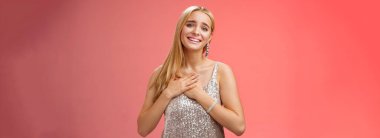 Sevinçli, neşeli, sarışın bir kadın, içten, hoş bir hediye alır. Mutlu basın avuçlarının içi mutlu olur..