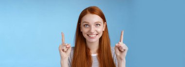 Neşeli, eğlenceli, mutlu, neşeli, kızıl saçlı güzel kız. Gülümseyen güzel kız. İlgi çekici bir ürün gibi..