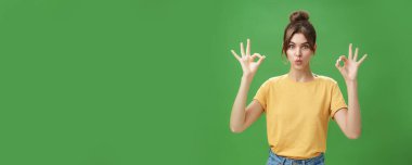 Saçları yuvarlak ve sarı tişörtlü aptal, sevimli ve beyaz kadın portresi tamam, dudak bükme hareketi sorun değil, patronun işi yeşil duvarı aşıyor.