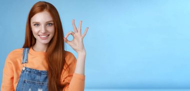 Şımarık, kendine güvenen kızıl saçlı kız kontrol altına alındı. Tamam, harika bir jest. Kamera sırıtıyor..