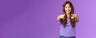 Takımımıza katılmanı istiyoruz. Kendine güveni tam bir kadın ofis müdürü. Yeni elemanları arıyor. Kendine güveni tam gülümseyen birini arıyor..