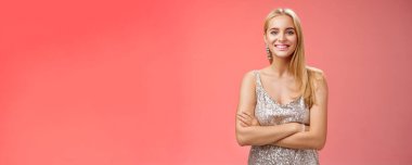 Çekici, narin, sarışın, parlak, zarif elbiseli kız arkadaş. Balo gecesi biraz üşüyorum. Erkek arkadaşımla konuşuyorum..