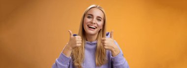 Yaşam tarzı. Çekici, sevimli bayan müşteri olumlu geri bildirim veriyor. Başparmak hareketi gibi. Herkes kabul ediyor.