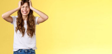 Büyük acı çeken bir kız kalp kırıcı bir ayrılık acısı çekiyor. Kafasını tutuyor, panikliyor, gözlerini kapatıyor. Dişlerini sıkıyor, sıkıntılar çekiyor.