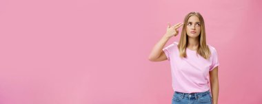 Biri beni öldürsün lütfen. Sinirli ve sıkılmış, bronz tenli, tombul yüzlü, açık renk saçlı, göz kapakları yuvarlanan, intihar eder gibi parmak ucunda gezen sevimli, duygusal genç bir kadın. Vücut