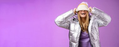 Yaşam tarzı. Kaygısız, büyüleyici, neşeli, mutlu, sarışın bir kadın. Saklanarak eğleniyor. Şapka takıyor, gülüyor, gülüyor.