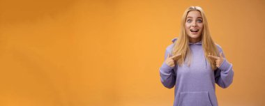 Şaşırmış genç sarışın kız kaşlarını kaldırdı. Seçildiğini sorguluyor. Harika bir etkinliğe katılıyor. Boşluğu kopyala