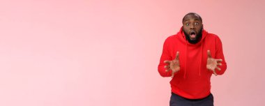 Endişeli genç bir adam, endişeli bir çalışanın bayıltıcı, yoğun, eğik, eğilmiş, geniş, sorunlu gözlerle dikkatli ve gergin pembe bir arkaplanı olup olmadığını sormasına şaşırdı. Duygular konsepti