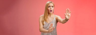 Hayır, yavaşla. Hoşnutsuz bir kadının portresi. Hoş olmayan bir öneri duydun. Kendini savunmak için geri çekil..