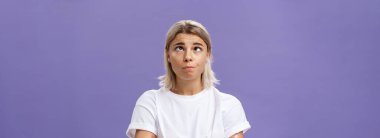 Delirmek üzereyim. Komik, yorgun, sarışın, bronz tenli, şaşı gözlü ve can sıkıntısından morarmış arka planda gezinen çekici bir kadının portresi. Duygular