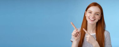 Karizmatik, arkadaş canlısı, cana yakın, cana yakın, cana yakın kızıl saçlı güzel kızlar güzel mekânlar gösterip yemek yerken sol üst köşeden gülümseyerek eğleniyorlar..