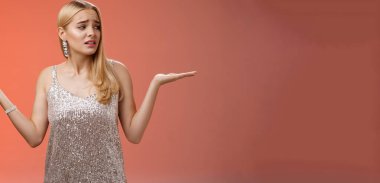 Yaşam tarzı. Endişeli, kendine güveni olmayan, tatlı sarışın kız kendini kaybolmuş hissediyor omuz silkiyor, kararları tartıyor doğru görünüyor.