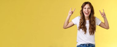 Harika, harika, harika bir konser veren kız rock-n-roll canlı müzik programının keyfini çıkarın. Neşeli, neşeli, neşeli, neşeli, festival partisine katılan, güler yüzlü, cesur, sarı arka planı olan bir kız.