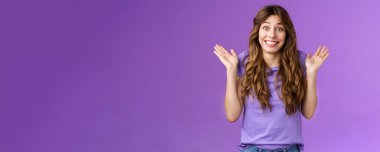 Kaygısız, coşkulu, kıvırcık saçlı, omuz silkip yan yan gülümseyen, ilgisiz, ilgisiz, başkalarının sorunlarını umursamayan, hiçbir sorunu olmayan, ilgisizliği reddetmeyen mutlu kız..