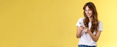 Neşeli, sevimli kız arkadaş mesajlaşan sevimli gülümsemeli, akıllı telefon ekranı gülümseyen, cep telefonu görüntüsü nazikçe yazı yazan, fotoğraf sarısı arkaplana dokunmayı düşünen..