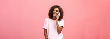 Bir kadın erkek arkadaşını arıyor. Antrenmandan sonra onu almaya geliyor. Sokakta kaygısız bir şekilde dikiliyor ve rahatça bakıyor.