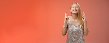 Endişeli sarışın kadın çaba sarf et Tanrı dualarını duysun. Dişleri sık, dişlerini sık, dua et dua et, dua et, dua et. İyi şanslar..