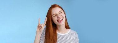 Yaşam tarzı. Neşeli, kaygısız, kızıl saçlı, eğlenceli, yapışkan dili olan, gözleri olan, neşeli rock-n-roll heavy metal işareti ile dans eden neşeli, eğlenceli festival müzik performansının keyfini çıkaran genç kız..