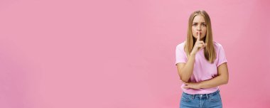 Sesini alçalt. Ciddi görünüşlü kararlı bir kadın dadı çocuğa göz kulak oluyor. Konuşmuyor. İşaret parmağı ağzın üzerinde sus işareti yapıyor..