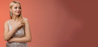 Kendine güveni tam, çekici, çekici bir sarışın kız partisi. Parlak, ışıltılı elbisesi olan mutlu görünen bir kız arkadaş. İçki ısmarlıyor..