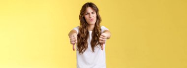 Kötü fikir, aynı fikirde değilim. Kız, hoşnutsuzluğunu ifade eder hoşnutsuzluğunu ifade eder hoşnutsuzluğunu gösterir olumsuz yargılarını gösterir hayal kırıklığına uğramış korkunç film sarı arka planda kalır etkilenmez.