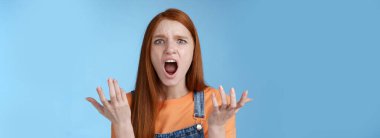 Öfkeden deliye dönmüş kız arkadaş haykırıyor, inanamıyor ellerini kaldırıyor şikayet ediyor, kırılıyor, kırılıyor, kırılıyor, sinirlenmiş erkek arkadaş aldatıyor, acı verici bir şekilde ayrılıyor..