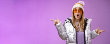 Yaşam tarzı. Etkilenmiş sarışın kız, nefes nefese kalmış, geniş gözlü, şaşkın, kıvrık dudaklı. Ses, inanılmaz indirimli. Sol tarafı gösteren kış ekipmanları, şaşkına dönmüş mor rengi seçemez.