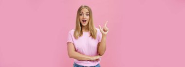 Mükemmel bir önerim var. Karizmatik ve şevkli, bronz tenli, açık renk saçlı, işaret parmağıyla Eureka jesti açık ağızlı, tavsiye verirken heyecanla bakan çekici bir kadın..