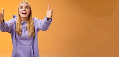 Heyecanlı, mutlu, mutlu, sarışın bir kadın. Şarkıcı sahneye çıkıyor. Kollarını ileri uzatıyor, kameraya uzanıyor, sıkıca sarılıyor, sevgiyi kucaklıyor..