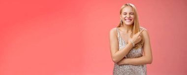 Yaşam tarzı. Çekici, mutlu, neşeli, sarışın bir kız, lüks bir partiye katılıyor. Ünlü, kendini şanslı hissediyor, neşeli, kapalı gözler, sağ üst köşeden neşeyle işaret ediyor. Keyfini çıkarın.