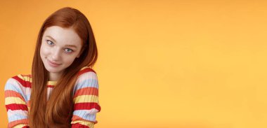 Yaşam tarzı. Cilveli, yapışkan, kızıl saçlı, tatlı kız arkadaş. Cilveli, nazik bakışlar atıyor. Avantaj elde etmek istiyor..